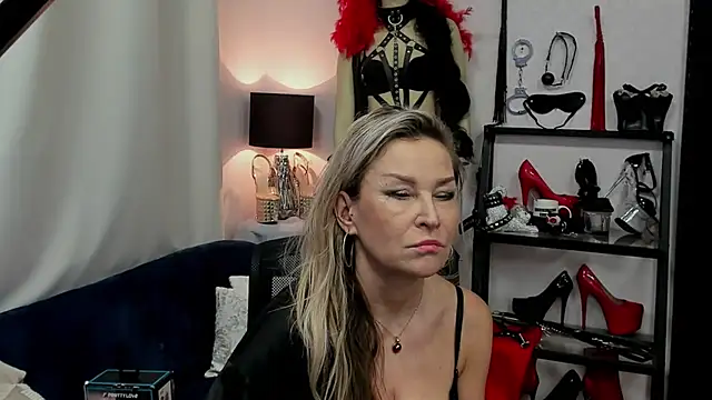 Snapshot of crystaLUX chatting on 01.11.25 crystaLUX online show from 01.11.25