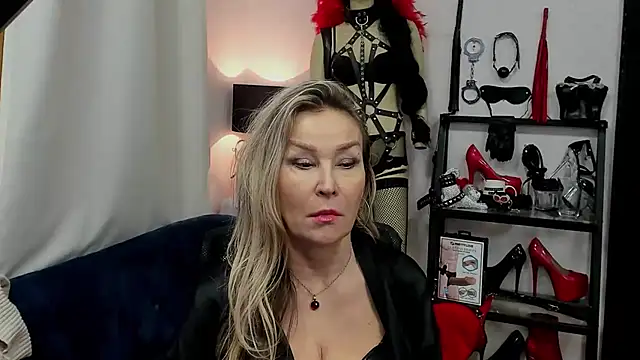 Snapshot of crystaLUX chatting on 01.17.25 crystaLUX online show from 01.17.25