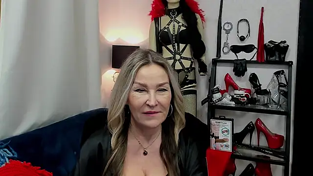 Snapshot of crystaLUX chatting on 01.21.25 crystaLUX online show from 01.21.25