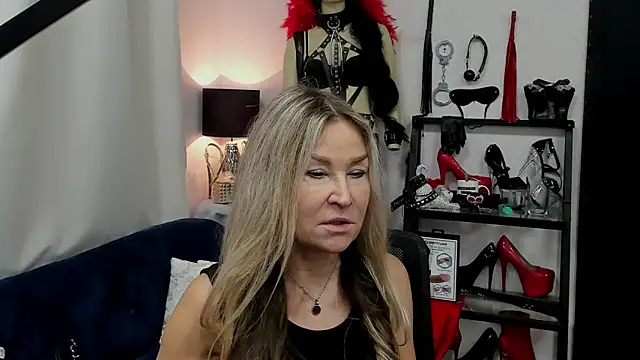 Snapshot of crystaLUX chatting on 01.27.25 crystaLUX online show from 01.27.25