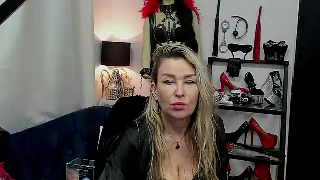 Snapshot of crystaLUX chatting on 02.26.25 crystaLUX online show from 02.26.25