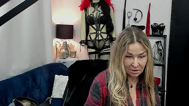 Snapshot of crystaLUX chatting on 03.10.25 crystaLUX online show from 03.10.25