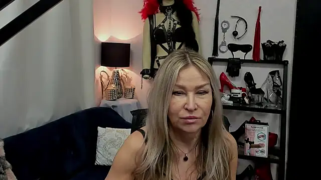 Snapshot of crystaLUX chatting on 03.17.25 crystaLUX online show from 03.17.25