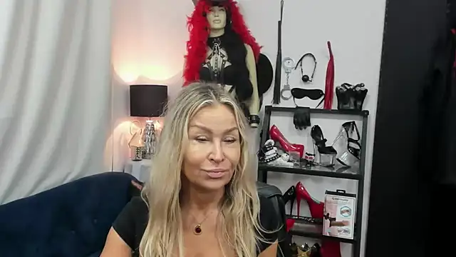 Snapshot of crystaLUX chatting on 09.18.25 crystaLUX online show from 09.18.25