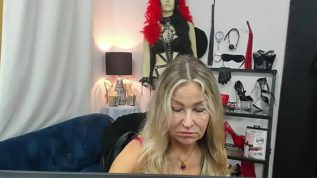 Snapshot of crystaLUX chatting on 10.14.25 crystaLUX online show from 10.14.25