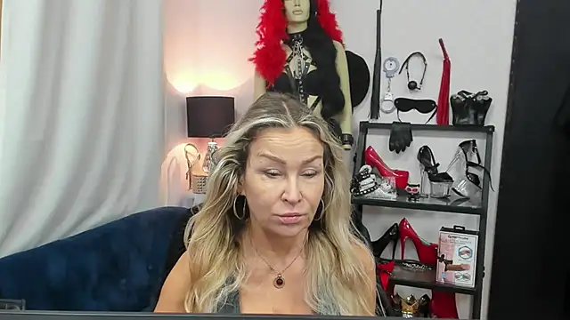 Snapshot of crystaLUX chatting on 10.15.25 crystaLUX online show from 10.15.25