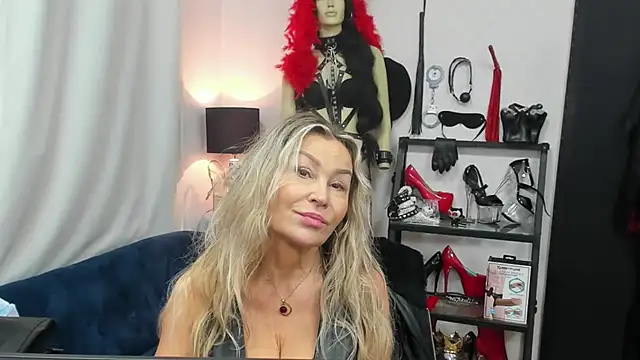 Snapshot of crystaLUX chatting on 10.16.25 crystaLUX online show from 10.16.25