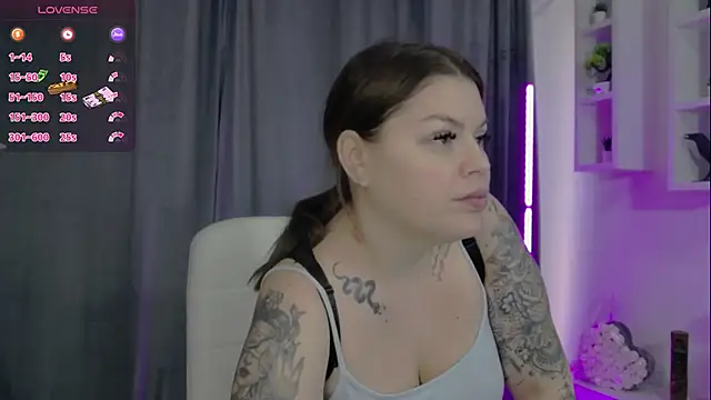 Snapshot of Raven_Luna chatting on 12.19.24 Raven Luna online show from 12.19.24