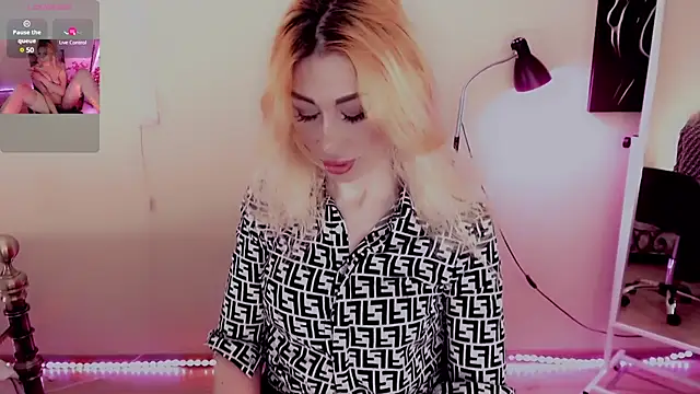 Snapshot of AnnieGOld_ chatting on 02.22.25 AnnieGOld  online show from 02.22.25