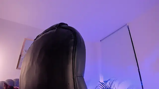 Snapshot of ZoePresleyX chatting on 12.12.24 ZoePresleyX online show from 12.12.24