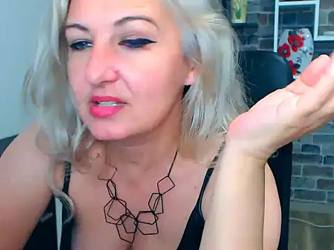 Snapshot of angel_devil_milf chatting on 01.29.25 angel devil milf online show from 01.29.25
