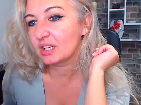 Snapshot of angel_devil_milf chatting on 01.31.25 angel devil milf online show from 01.31.25