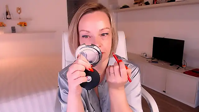 Snapshot of Tilly_Eliot chatting on 10.24.25 Tilly Eliot online show from 10.24.25