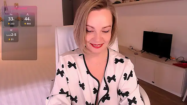 Snapshot of Tilly_Eliot chatting on 10.29.25 Tilly Eliot online show from 10.29.25