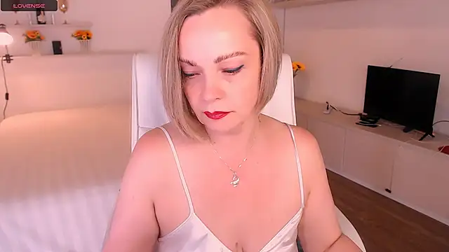 Snapshot of Tilly_Eliot chatting on 11.12.25 Tilly Eliot online show from 11.12.25