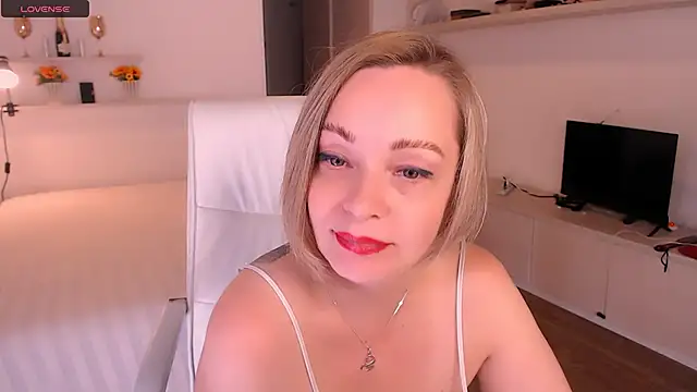 Snapshot of Tilly_Eliot chatting on 11.14.25 Tilly Eliot online show from 11.14.25