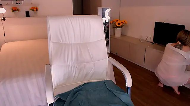 Snapshot of Tilly_Eliot chatting on 12.04.25 Tilly Eliot online show from 12.04.25