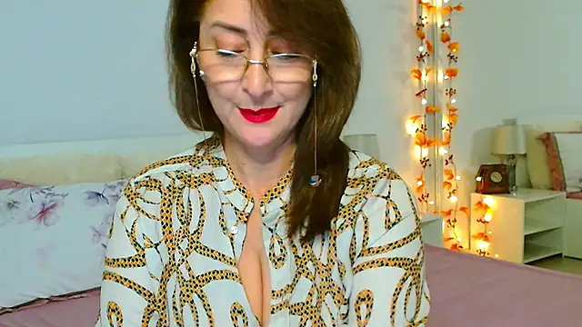 Snapshot of Tyana40 chatting on 11.10.25 Tyana40 online show from 11.10.25