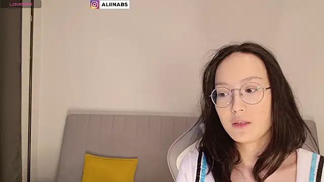 Snapshot of aliiiiiina chatting on 01.24.25 aliiiiiina online show from 01.24.25