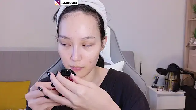 Snapshot of aliiiiiina chatting on 01.26.25 aliiiiiina online show from 01.26.25