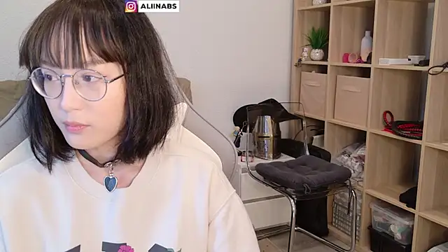 Snapshot of aliiiiiina chatting on 01.29.25 aliiiiiina online show from 01.29.25
