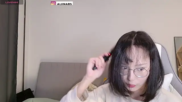 Snapshot of aliiiiiina chatting on 02.17.25 aliiiiiina online show from 02.17.25