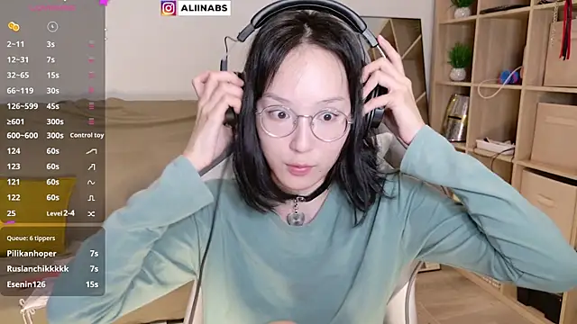 Snapshot of aliiiiiina chatting on 03.13.25 aliiiiiina online show from 03.13.25