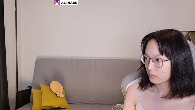 Snapshot of aliiiiiina chatting on 03.23.25 aliiiiiina online show from 03.23.25