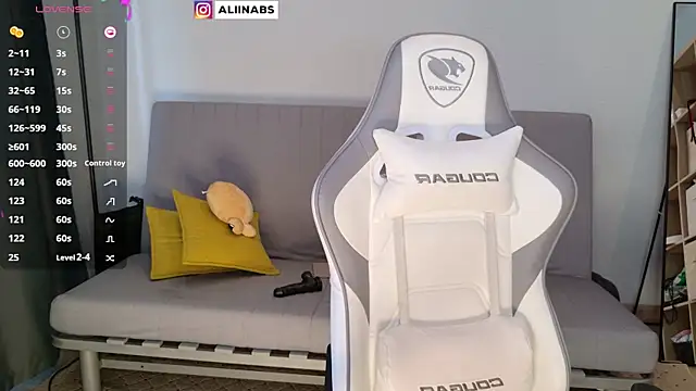 Snapshot of aliiiiiina chatting on 03.23.25 aliiiiiina online show from 03.23.25