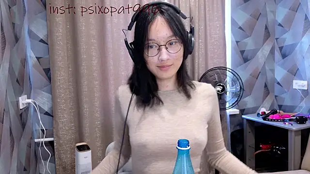 Snapshot of aliiiiiina chatting on 09.13.25 aliiiiiina online show from 09.13.25