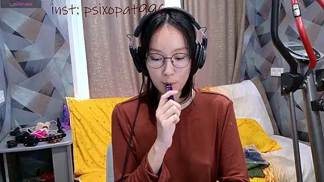 Snapshot of aliiiiiina chatting on 10.14.25 aliiiiiina online show from 10.14.25