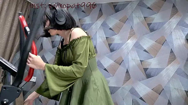 Snapshot of aliiiiiina chatting on 10.26.25 aliiiiiina online show from 10.26.25