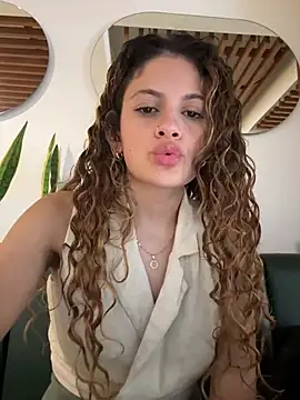 Snapshot of alana15 chatting on 12.14.24 alana15 online show from 12.14.24