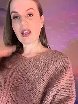 Snapshot of MaiseKnox chatting on 12.14.24 MaiseKnox online show from 12.14.24