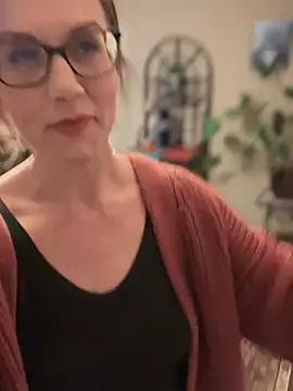 Snapshot of MaiseKnox chatting on 12.28.24 MaiseKnox online show from 12.28.24