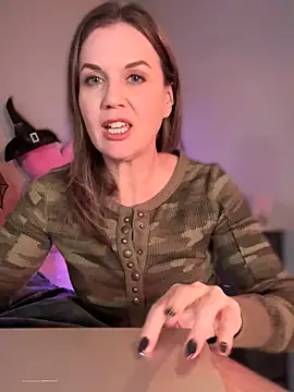 Snapshot of MaiseKnox chatting on 10.11.25 MaiseKnox online show from 10.11.25