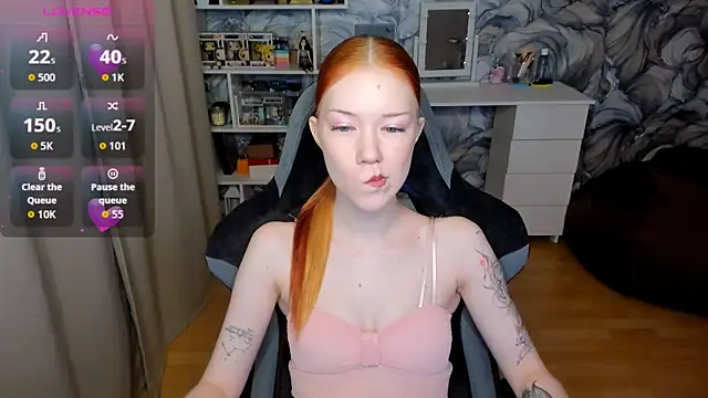 Snapshot of litl_Mia chatting on 11.15.25 litl Mia online show from 11.15.25