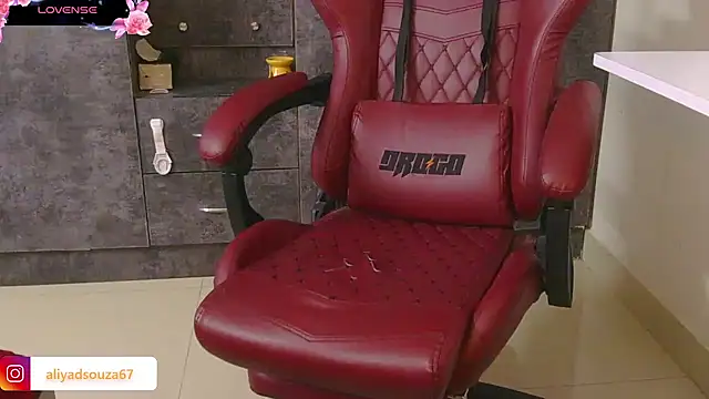 Snapshot of aliyadsouza chatting on 03.18.25 aliyadsouza online show from 03.18.25