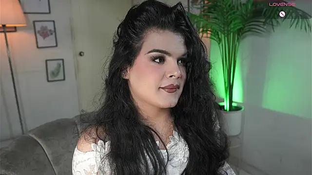 Snapshot of artechloe chatting on 10.15.25 artechloe online show from 10.15.25