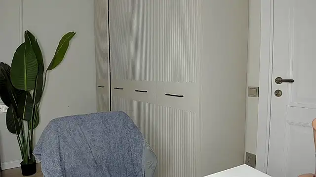 Snapshot of xx_leila chatting on 10.08.25 xx leila online show from 10.08.25