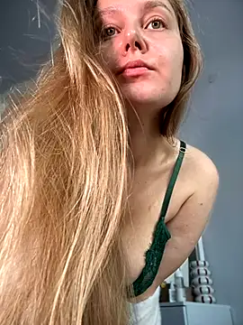 Snapshot of AlinaCum chatting on 09.19.25 AlinaCum online show from 09.19.25