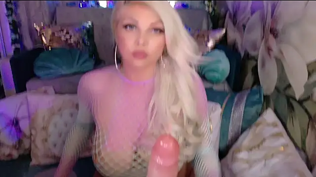 Snapshot of LexY- chatting on 03.17.25 LexY- online show from 03.17.25