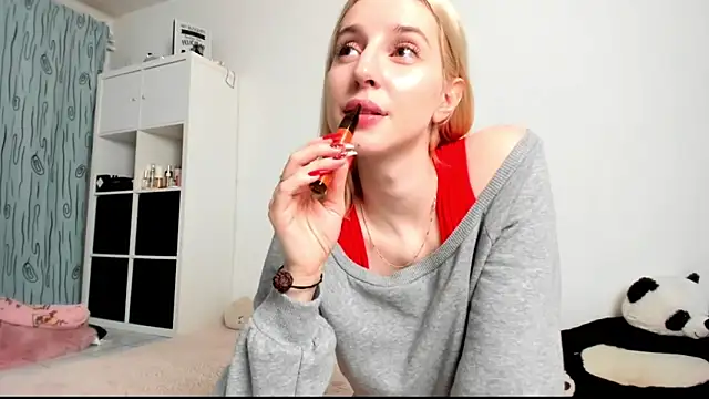 Snapshot of KenzieDawton chatting on 12.17.24 KenzieDawton online show from 12.17.24