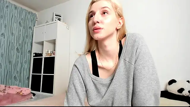 Snapshot of KenzieDawton chatting on 12.17.24 KenzieDawton online show from 12.17.24