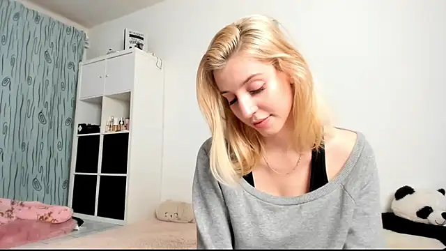 Snapshot of KenzieDawton chatting on 12.17.24 KenzieDawton online show from 12.17.24