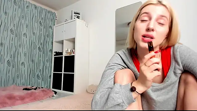 Snapshot of KenzieDawton chatting on 12.20.24 KenzieDawton online show from 12.20.24