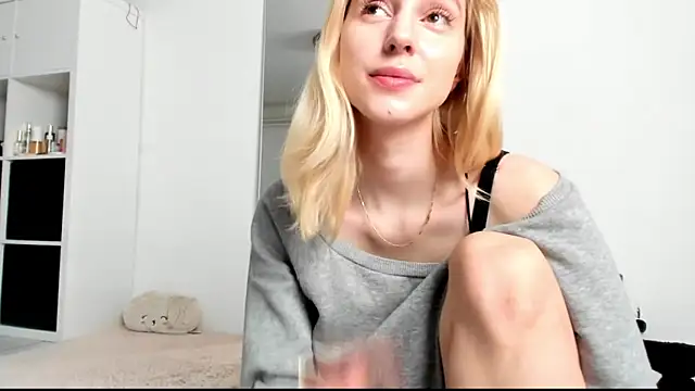 Snapshot of KenzieDawton chatting on 12.21.24 KenzieDawton online show from 12.21.24