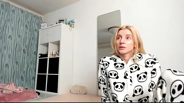 Snapshot of KenzieDawton chatting on 01.10.25 KenzieDawton online show from 01.10.25