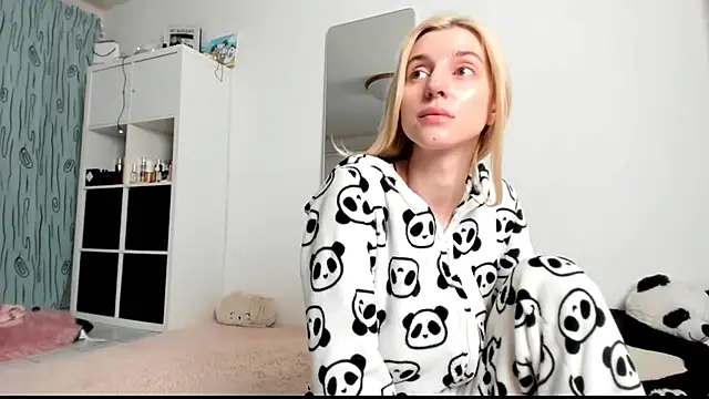 Snapshot of KenzieDawton chatting on 01.13.25 KenzieDawton online show from 01.13.25