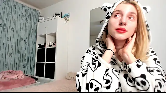 Snapshot of KenzieDawton chatting on 01.19.25 KenzieDawton online show from 01.19.25